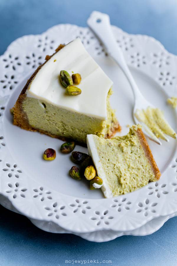 Pistachio cheesecake with sour cream topping