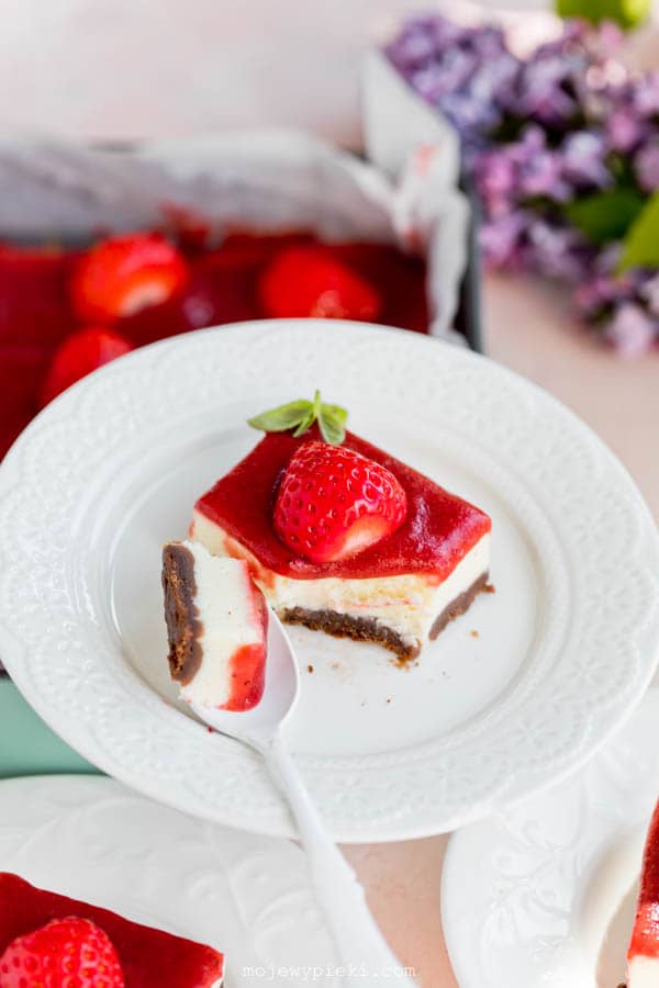 Vanilla cheesecake with roasted strawberry sauce