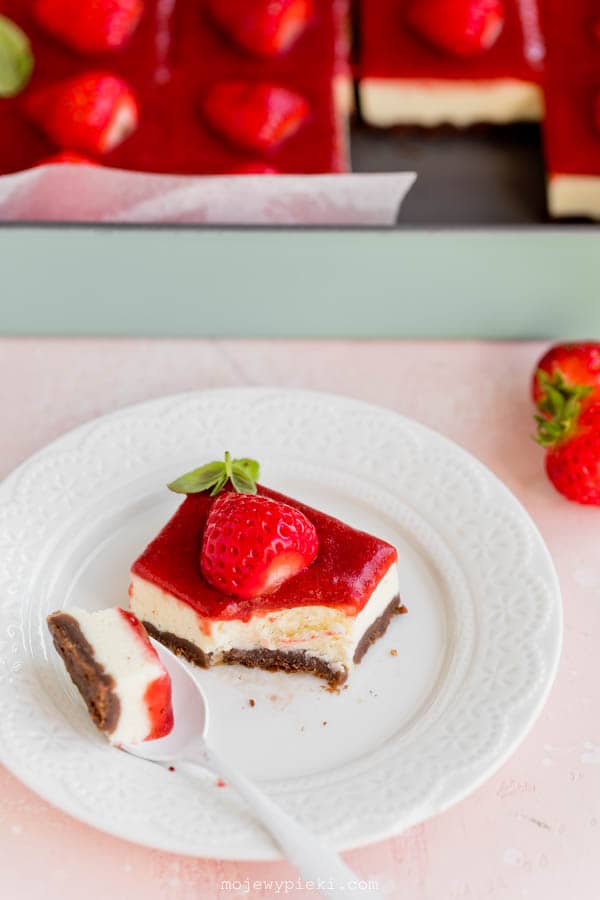Vanilla cheesecake with roasted strawberry sauce