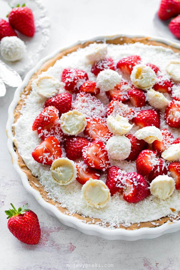 Raffaello tart with strawberries