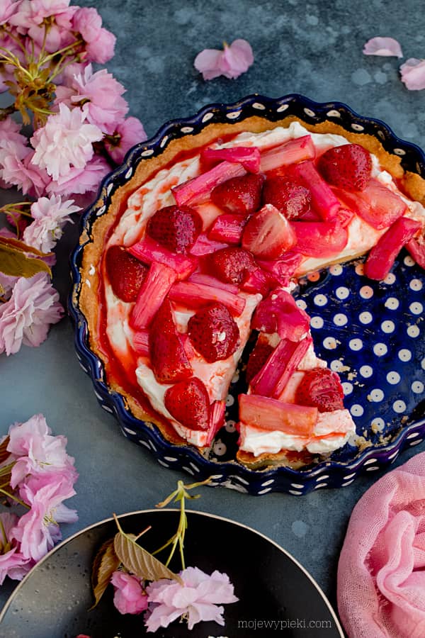 Mascarpone tart with rhubarb and strawberries
