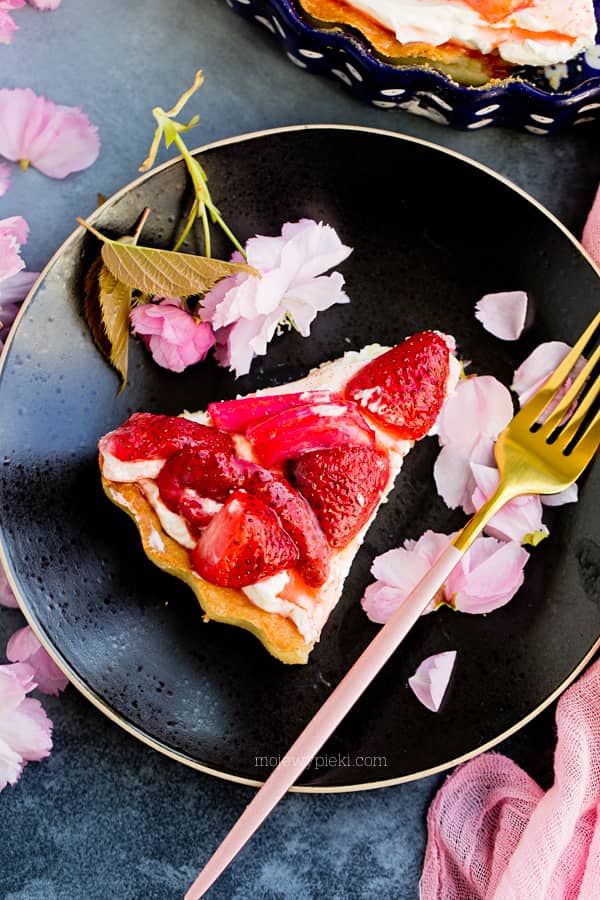 Mascarpone tart with rhubarb and strawberries