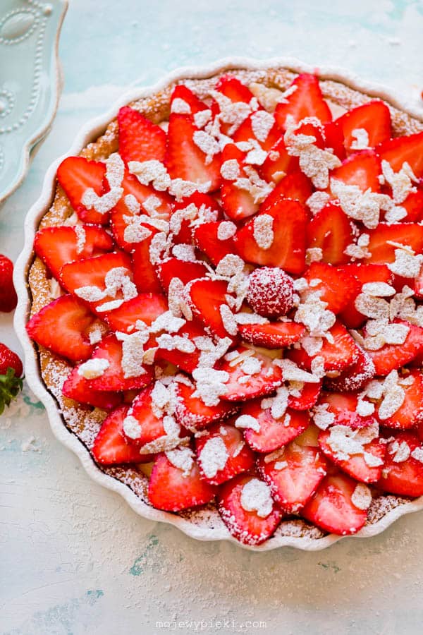 Cream cheese and strawberry tart