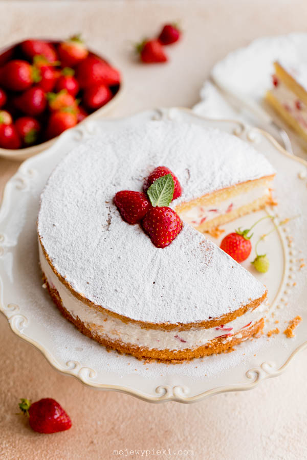 Torta Paradiso with strawberries and cream