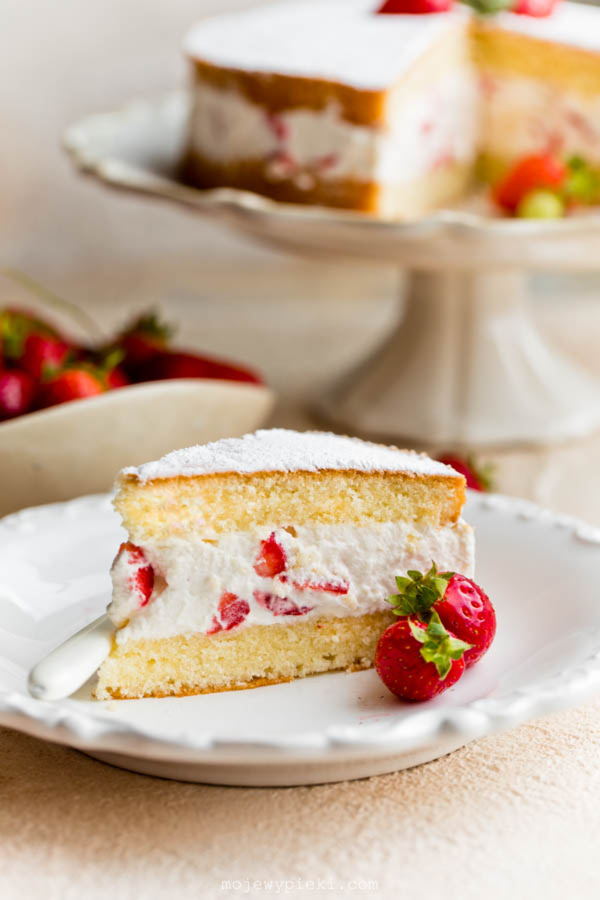 Torta Paradiso with strawberries and cream