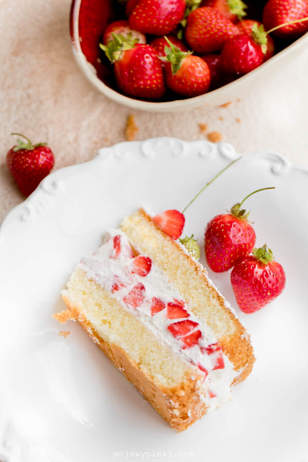Torta Paradiso with strawberries and cream