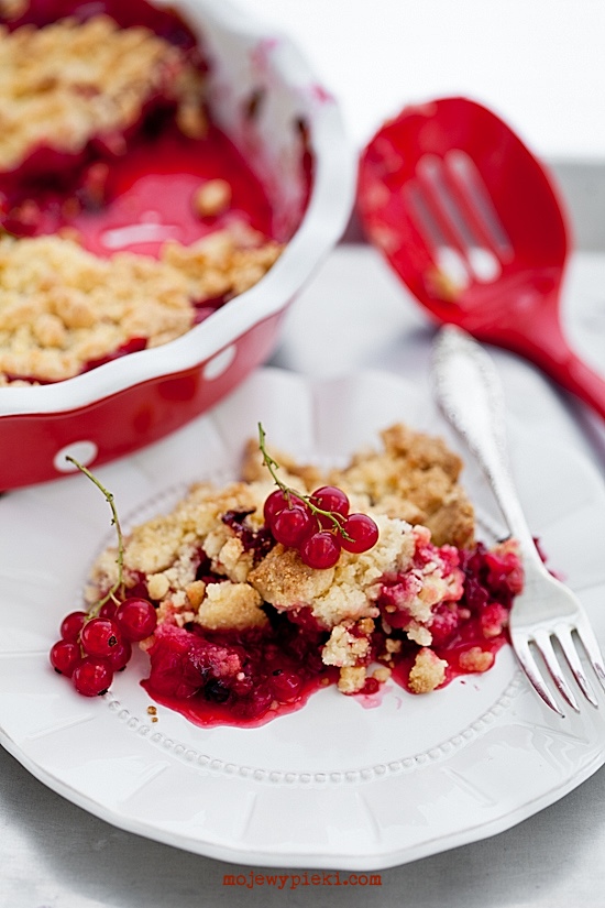 Redcurrant crumble
