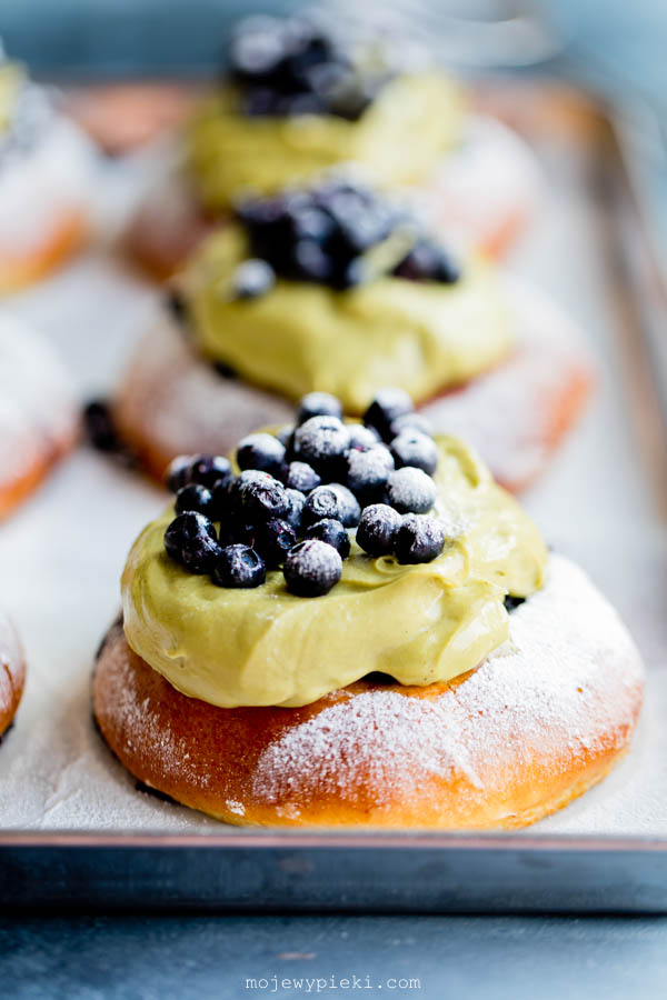 Blueberry buns with pistachio cream