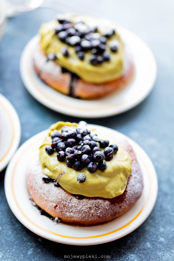 Blueberry buns with pistachio cream