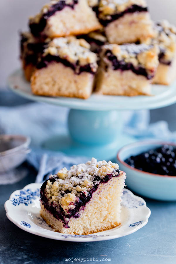 Blueberry yeast cake