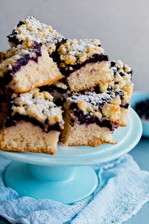 Blueberry yeast cake