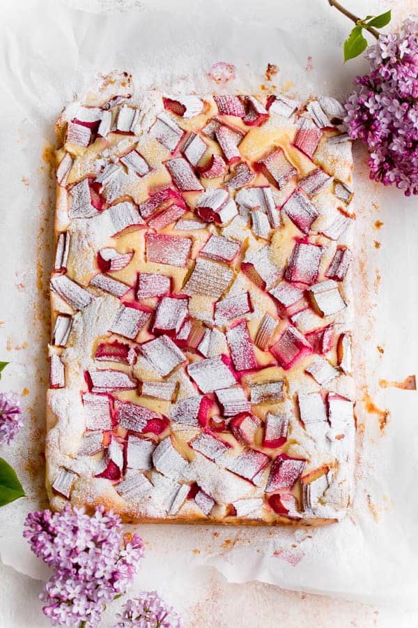 Rhubarb and cheesecake traybake