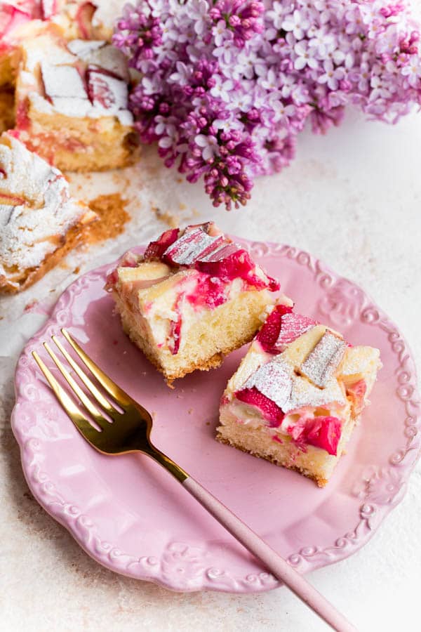 Rhubarb and cheesecake traybake