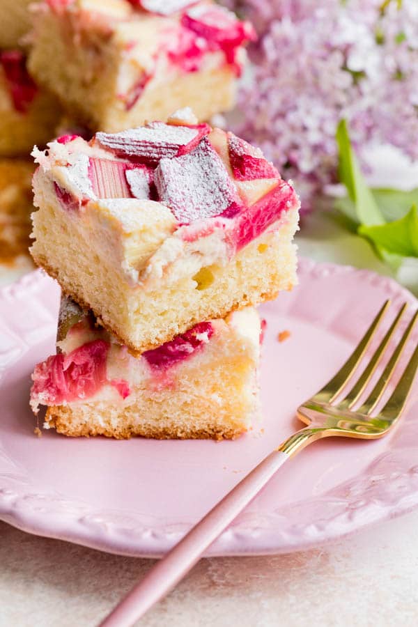 Rhubarb and cheesecake traybake