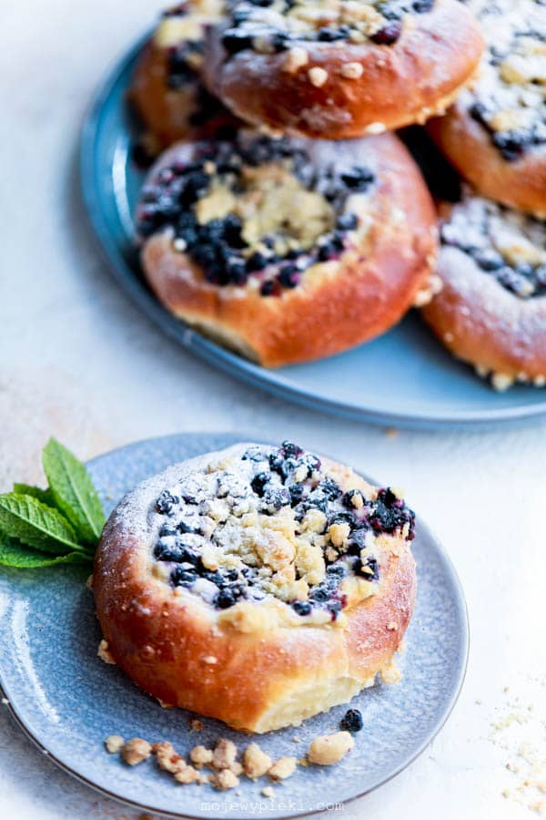Blueberry buns with cheesecake filling and crumble