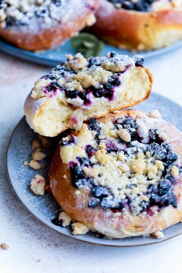 Blueberry buns with cheesecake filling and crumble