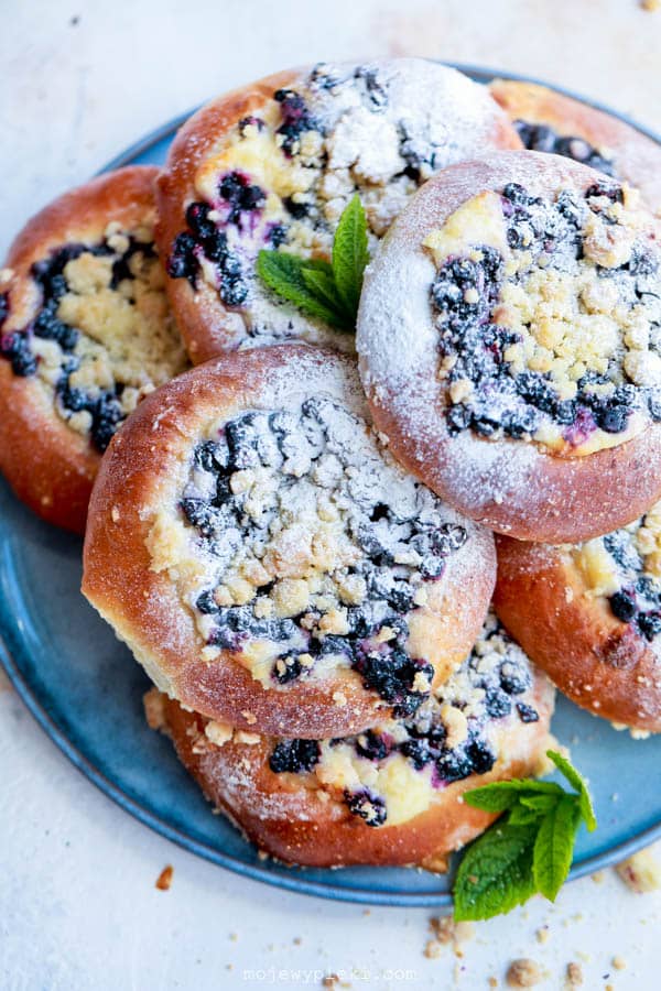 Blueberry buns with cheesecake filling and crumble