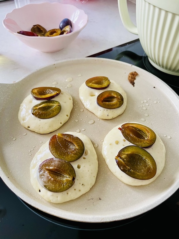 Yoghurt plum pancakes