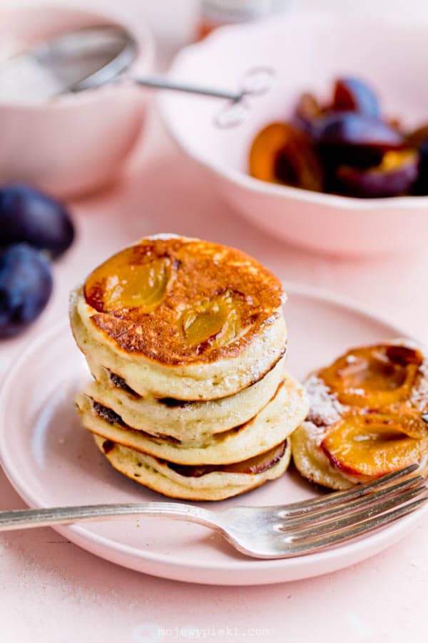 Yoghurt plum pancakes