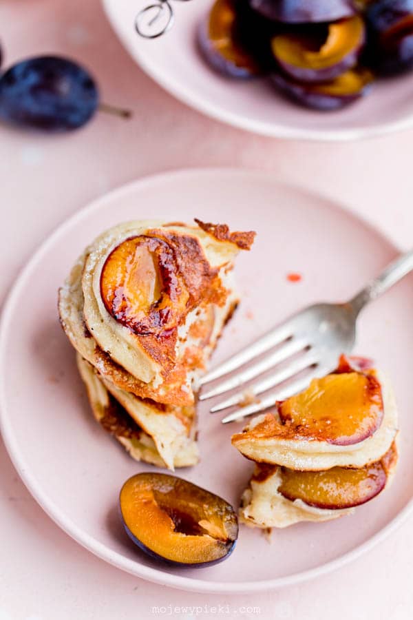 Yoghurt plum pancakes