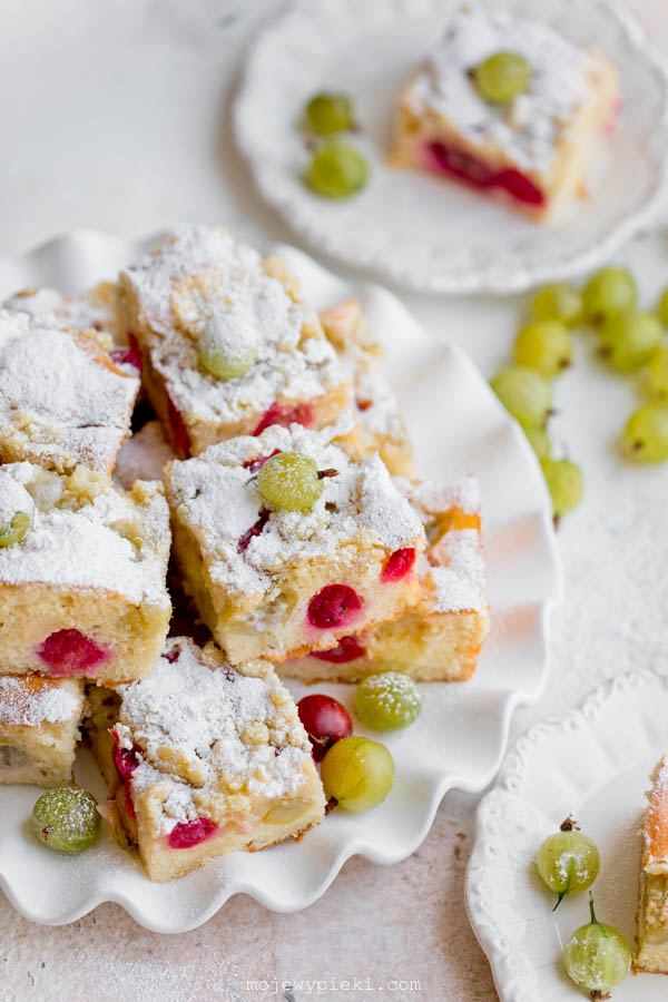 Fluffy gooseberry crumble cake