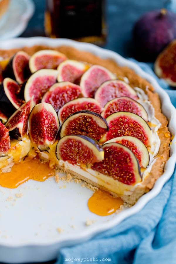 Fig tart with honey mascarpone cream