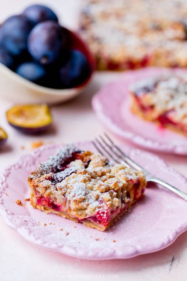 Plum tart with marzipan almond crumble
