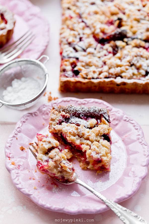 Plum tart with marzipan almond crumble