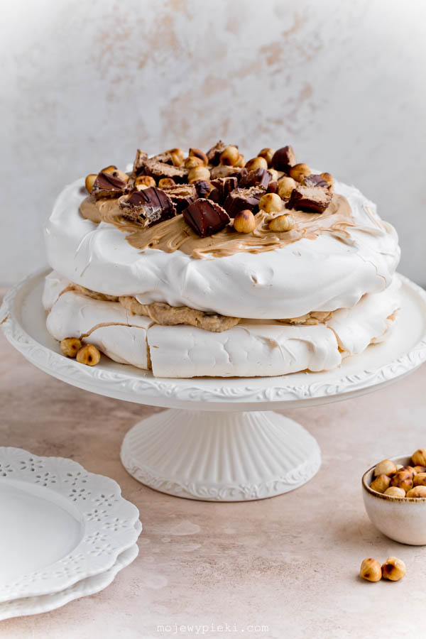 Kinder Bueno meringue cake