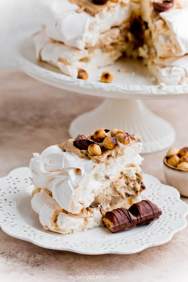 Kinder Bueno meringue cake