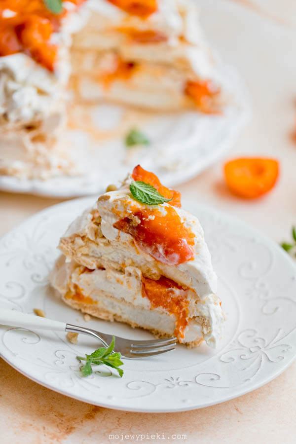 Hazelnut meringue cake with roasted apricots