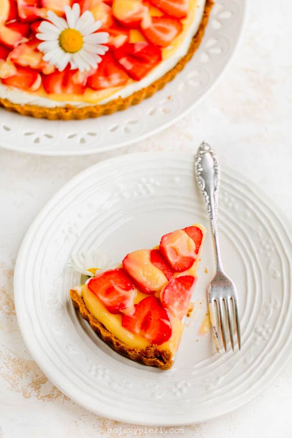 Strawberry tart with lemon curd