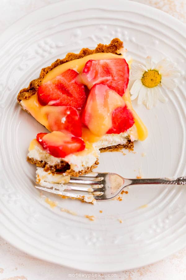 Strawberry tart with lemon curd