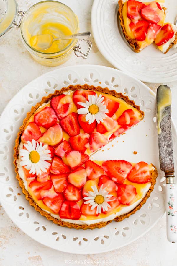 Strawberry tart with lemon curd
