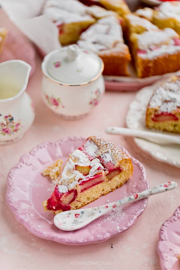 Easy yoghurt cake with rhubarb