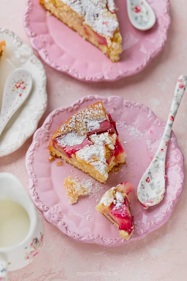 Easy yoghurt cake with rhubarb