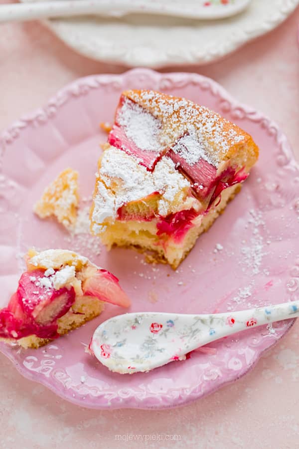 Easy yoghurt cake with rhubarb