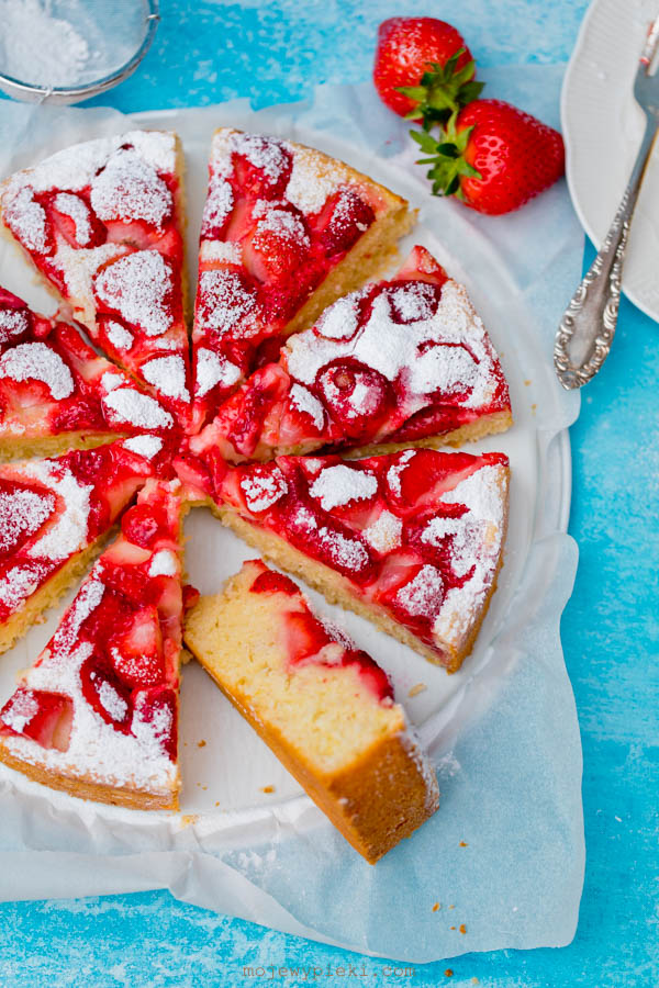 Coconut yoghurt cake with strawberries