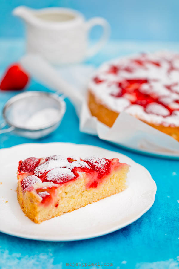 Coconut yoghurt cake with strawberries