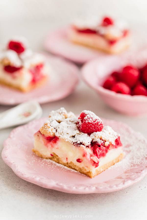 Shortcrust cake with custard and raspberries