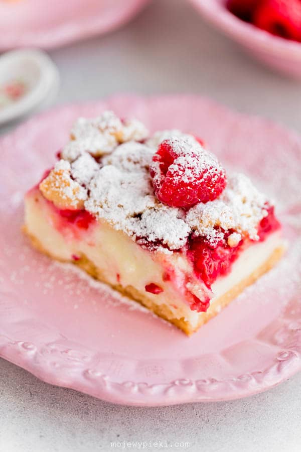 Shortcrust cake with custard and raspberries