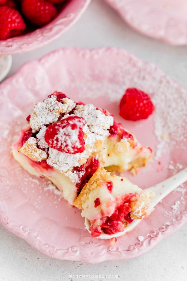 Shortcrust cake with custard and raspberries