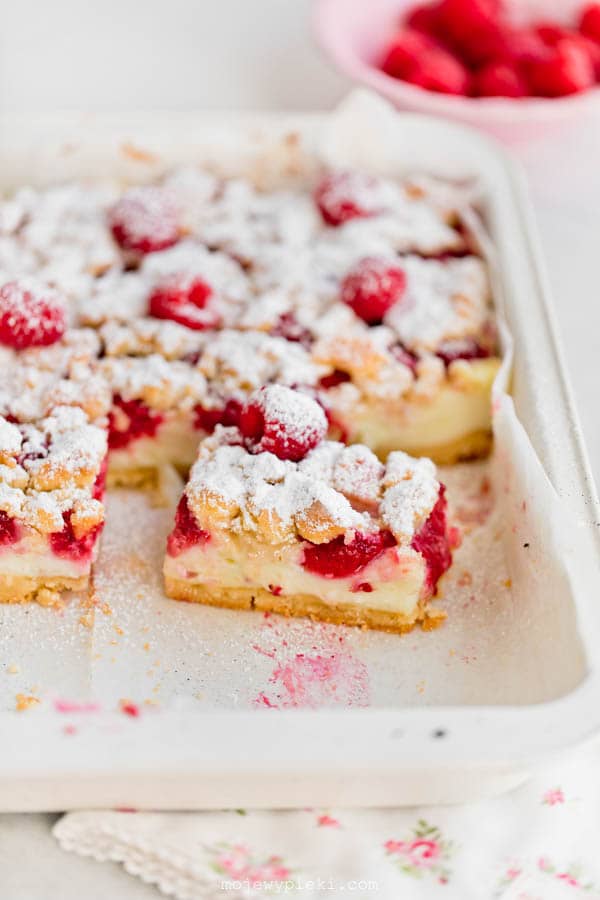 Shortcrust cake with custard and raspberries