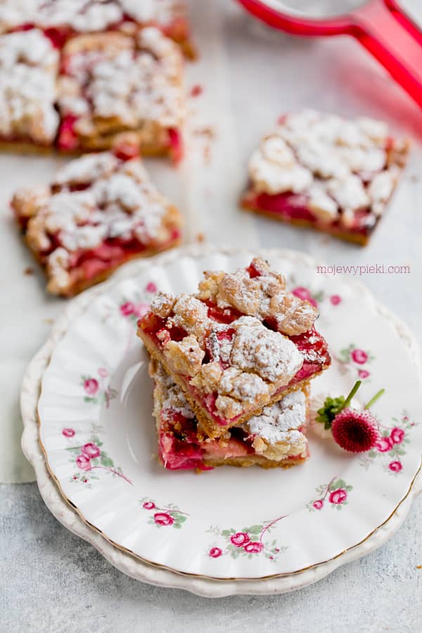 Rhubarb and strawberry crumble cake
