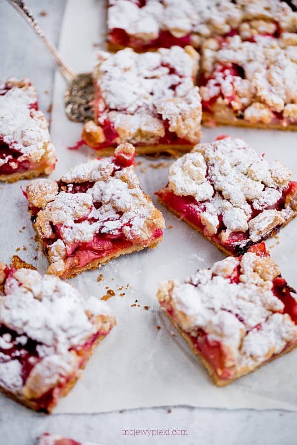 Rhubarb and strawberry crumble cake