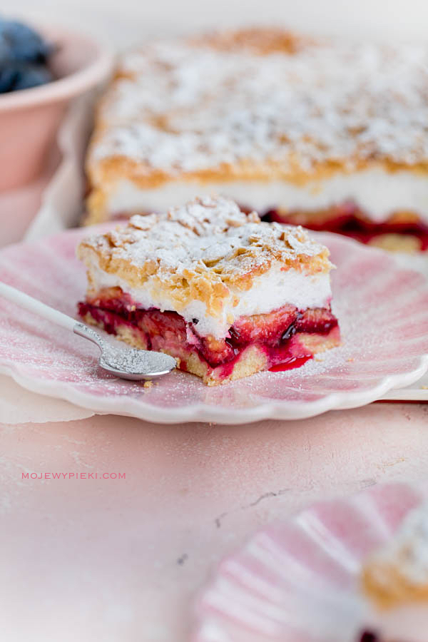 Shortcrust plum cake with meringue