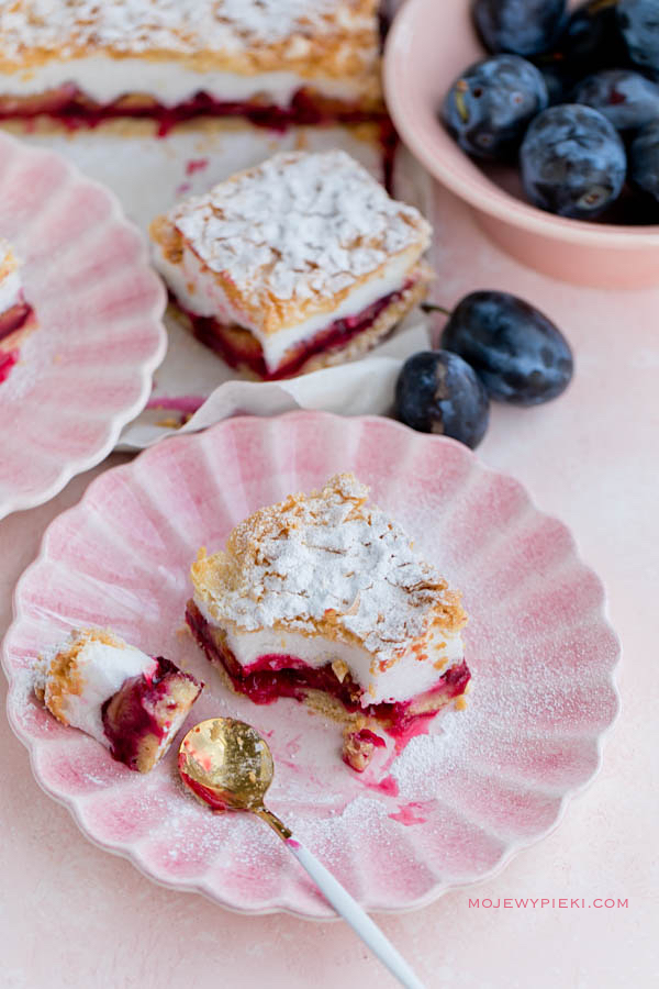 Shortcrust plum cake with meringue