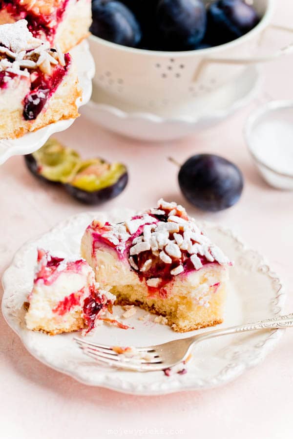 Plum cheesecake cake