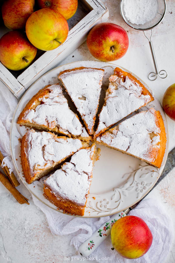 Apple and cinnamon cake