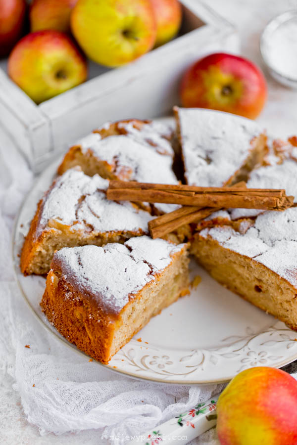 Apple and cinnamon cake
